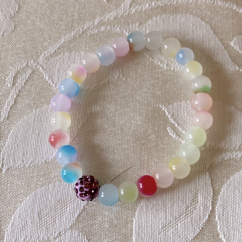 Colorful marble stackable 8mm beaded bracelet with purple crystal accent bead
